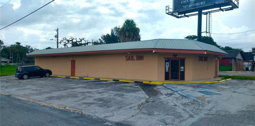 Commercial property in New Port Richey, Florida 273.13 sq.m. № 2427339