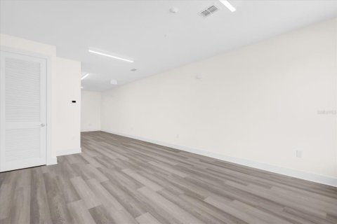 Commercial property in Oviedo, Florida 56.95 sq.m. № 1733854 - photo 4