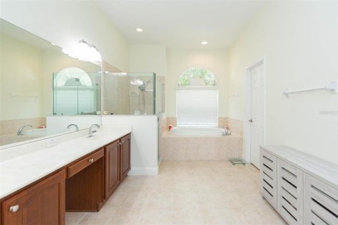 House in Tampa, Florida 4 bedrooms, 275.18 sq.m. № 1828510 - photo 18