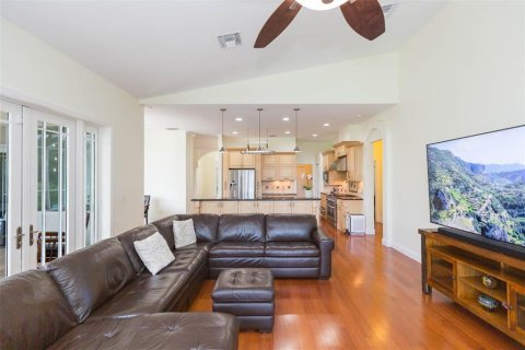 House in Tampa, Florida 4 bedrooms, 275.18 sq.m. № 1828510 - photo 7