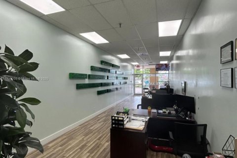 Propiedad comercial en venta en Hallandale Beach, Florida № 1804536 - foto 4
