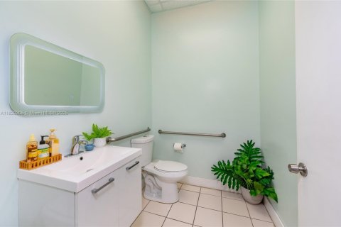 Propiedad comercial en venta en Hallandale Beach, Florida № 1804536 - foto 12