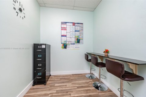 Propiedad comercial en venta en Hallandale Beach, Florida № 1804536 - foto 9