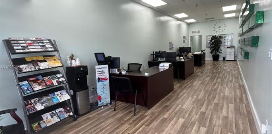 Propiedad comercial en Hallandale Beach, Florida № 1804536