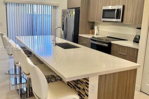 Condo in Doral, Florida, 2 bedrooms  № 1878022 - photo 3