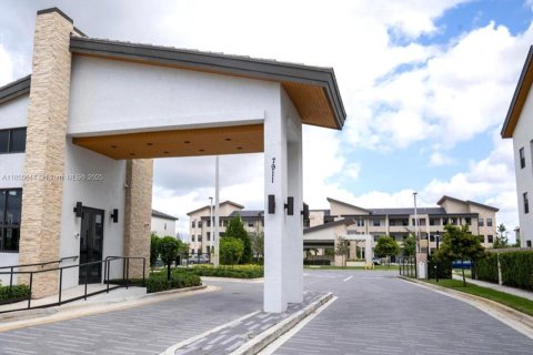 Condo in Doral, Florida, 2 bedrooms  № 1878022 - photo 13