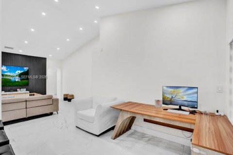 Villa ou maison à vendre à Miami, Floride: 3 chambres, 129.32 m2 № 2004615 - photo 14