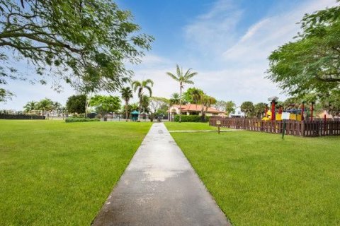 Villa ou maison à vendre à Miami, Floride: 3 chambres, 129.32 m2 № 2004615 - photo 23