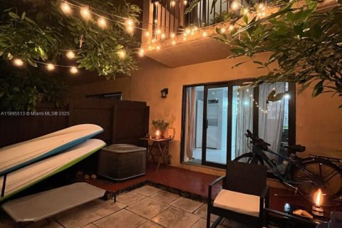 Townhouse in Miami, Florida 2 bedrooms, 107.02 sq.m. № 1953795 - photo 1