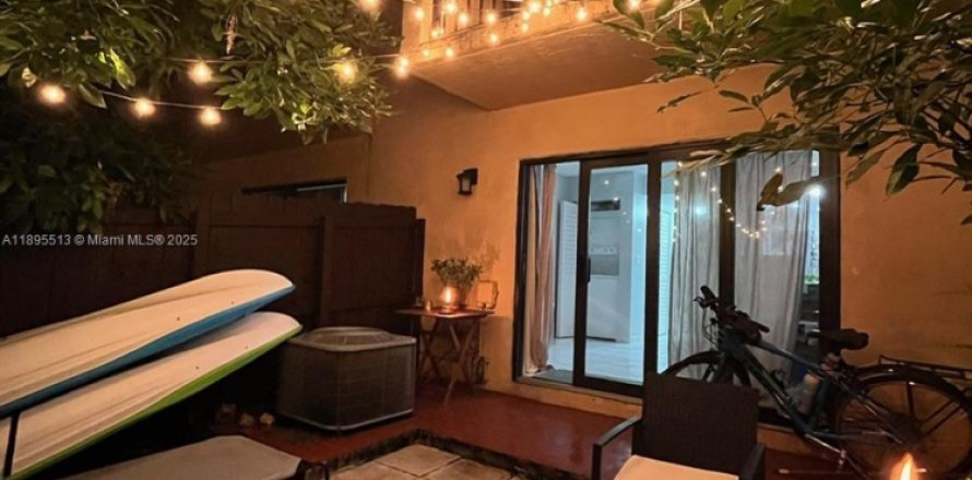 Townhouse in Miami, Florida 2 bedrooms, 107.02 sq.m. № 1953795