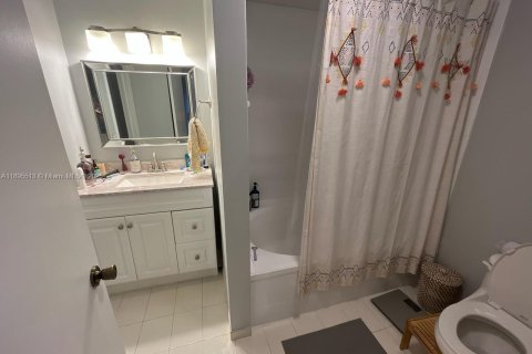 Townhouse in Miami, Florida 2 bedrooms, 107.02 sq.m. № 1953795 - photo 12