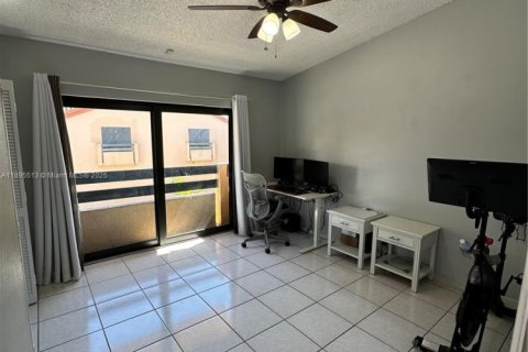 Townhouse in Miami, Florida 2 bedrooms, 107.02 sq.m. № 1953795 - photo 15