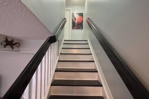 Townhouse in Miami, Florida 2 bedrooms, 107.02 sq.m. № 1953795 - photo 10