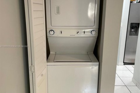 Townhouse in Miami, Florida 2 bedrooms, 107.02 sq.m. № 1953795 - photo 16