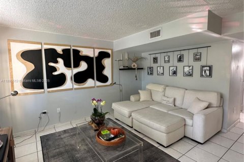 Townhouse in Miami, Florida 2 bedrooms, 107.02 sq.m. № 1953795 - photo 3