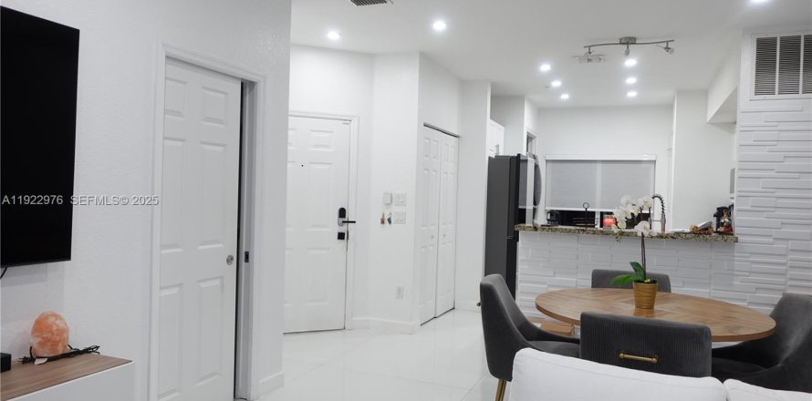 Touwnhouse à Hallandale Beach, Floride 3 chambres, 106.93 m2 № 1976759