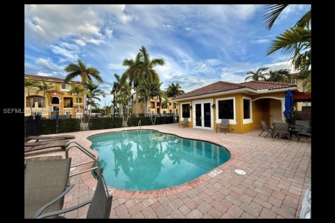 Touwnhouse à vendre à Hallandale Beach, Floride: 3 chambres, 106.93 m2 № 1976759 - photo 22