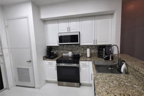 Touwnhouse à vendre à Hallandale Beach, Floride: 3 chambres, 106.93 m2 № 1976759 - photo 4