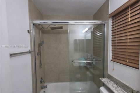 Touwnhouse à vendre à Hallandale Beach, Floride: 3 chambres, 106.93 m2 № 1976759 - photo 8