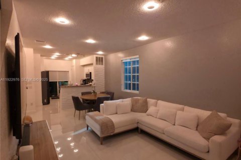 Touwnhouse à vendre à Hallandale Beach, Floride: 3 chambres, 106.93 m2 № 1976759 - photo 15