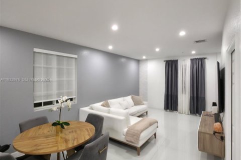 Touwnhouse à vendre à Hallandale Beach, Floride: 3 chambres, 106.93 m2 № 1976759 - photo 2