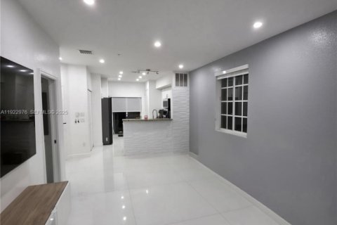 Touwnhouse à vendre à Hallandale Beach, Floride: 3 chambres, 106.93 m2 № 1976759 - photo 13