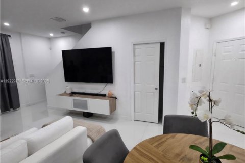 Touwnhouse à vendre à Hallandale Beach, Floride: 3 chambres, 106.93 m2 № 1976759 - photo 3