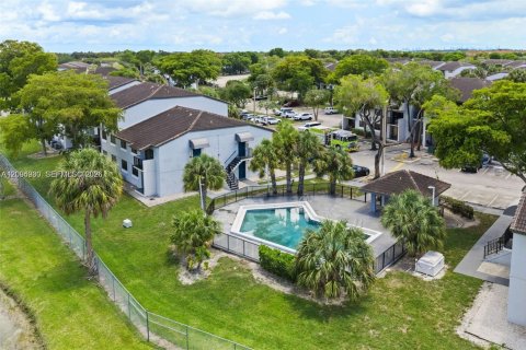 Copropriété à louer à Hialeah, Floride: 2 chambres, 82.03 m2 № 2390062 - photo 4