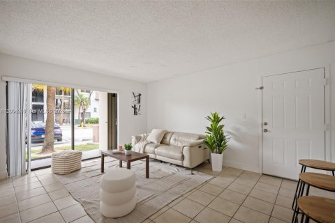 Copropriété à louer à Hialeah, Floride: 2 chambres, 82.03 m2 № 2390062 - photo 2