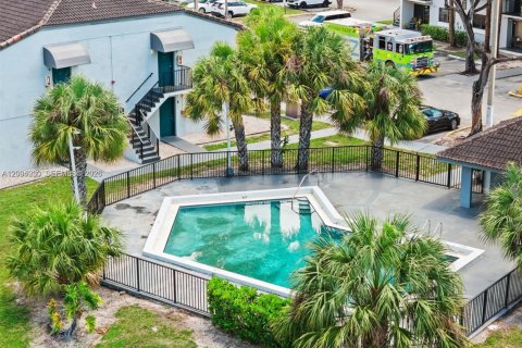 Copropriété à louer à Hialeah, Floride: 2 chambres, 82.03 m2 № 2390062 - photo 10