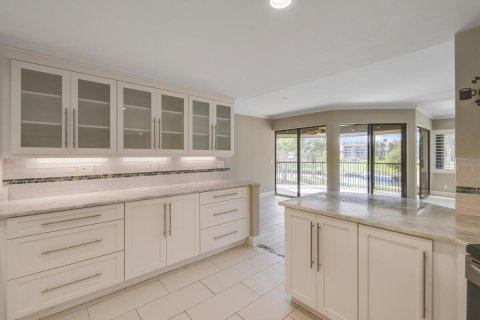 Condo in North Palm Beach, Florida, 3 bedrooms № 2089399 - photo 10