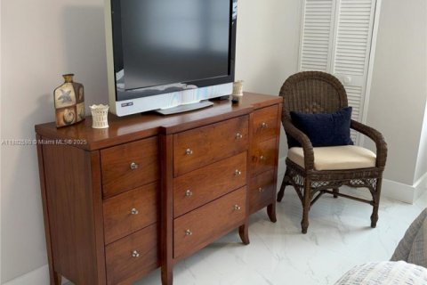 Condo in Miami Beach, Florida, 1 bedroom  № 1978064 - photo 14