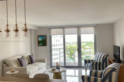 Condo in Miami Beach, Florida, 1 bedroom  № 1978064 - photo 1