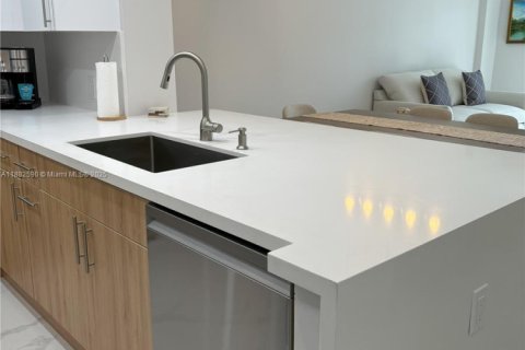 Condo in Miami Beach, Florida, 1 bedroom  № 1978064 - photo 5