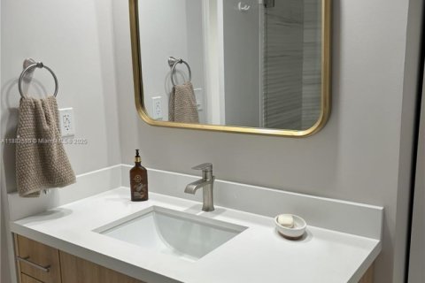 Condo in Miami Beach, Florida, 1 bedroom  № 1978064 - photo 11