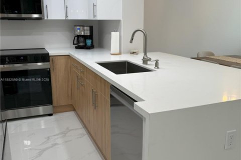 Condo in Miami Beach, Florida, 1 bedroom  № 1978064 - photo 3