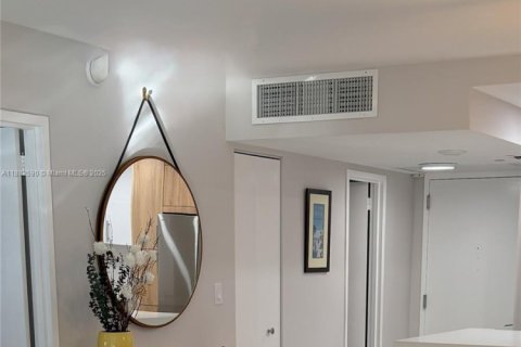 Condo in Miami Beach, Florida, 1 bedroom  № 1978064 - photo 20