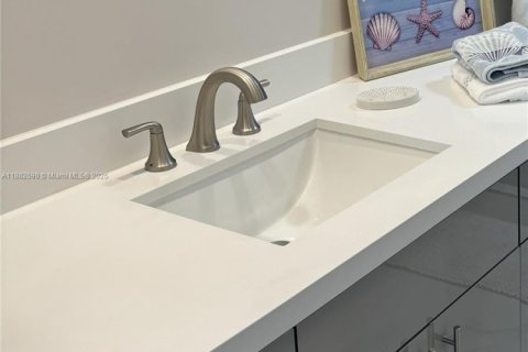 Condo in Miami Beach, Florida, 1 bedroom  № 1978064 - photo 17