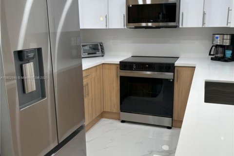 Condo in Miami Beach, Florida, 1 bedroom  № 1978064 - photo 4