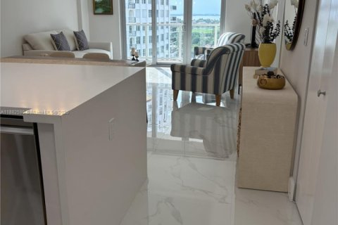 Condo in Miami Beach, Florida, 1 bedroom  № 1978064 - photo 2