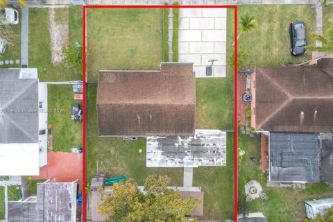 House in Miami, Florida 3 bedrooms, 121.98 sq.m. № 2023388 - photo 28