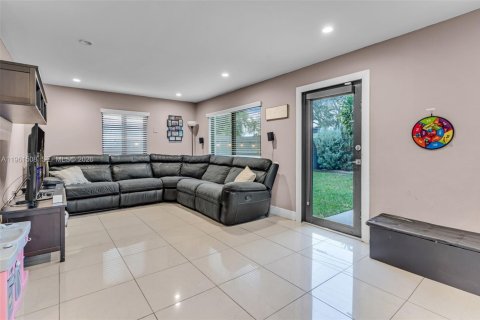 House in Miami, Florida 3 bedrooms, 121.98 sq.m. № 2023388 - photo 12