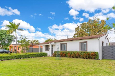 House in Miami, Florida 3 bedrooms, 121.98 sq.m. № 2023388 - photo 3