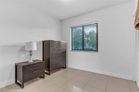 House in Miami, Florida 3 bedrooms, 121.98 sq.m. № 2023388 - photo 14
