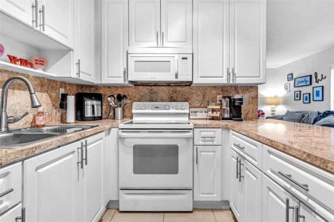 House in Miami, Florida 3 bedrooms, 121.98 sq.m. № 2023388 - photo 10