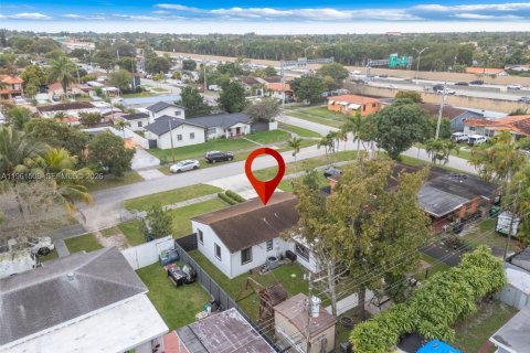 House in Miami, Florida 3 bedrooms, 121.98 sq.m. № 2023388 - photo 27