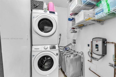 House in Miami, Florida 3 bedrooms, 121.98 sq.m. № 2023388 - photo 19