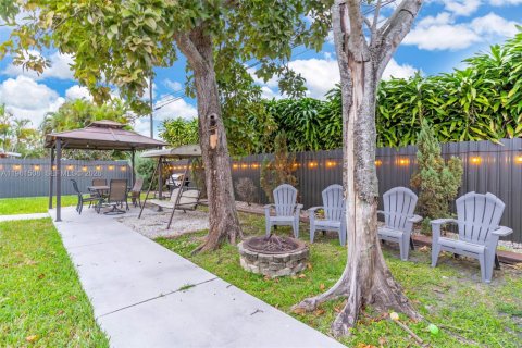 House in Miami, Florida 3 bedrooms, 121.98 sq.m. № 2023388 - photo 23