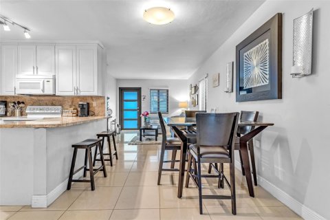 House in Miami, Florida 3 bedrooms, 121.98 sq.m. № 2023388 - photo 8