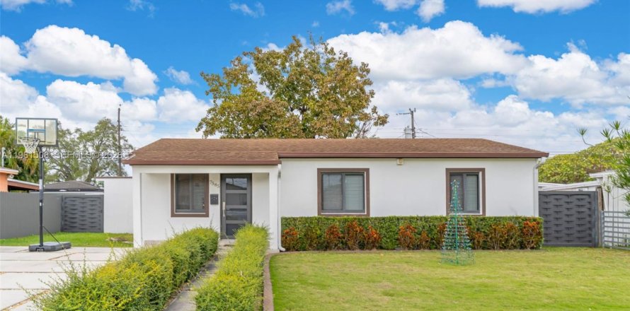 House in Miami, Florida 3 bedrooms, 121.98 sq.m. № 2023388